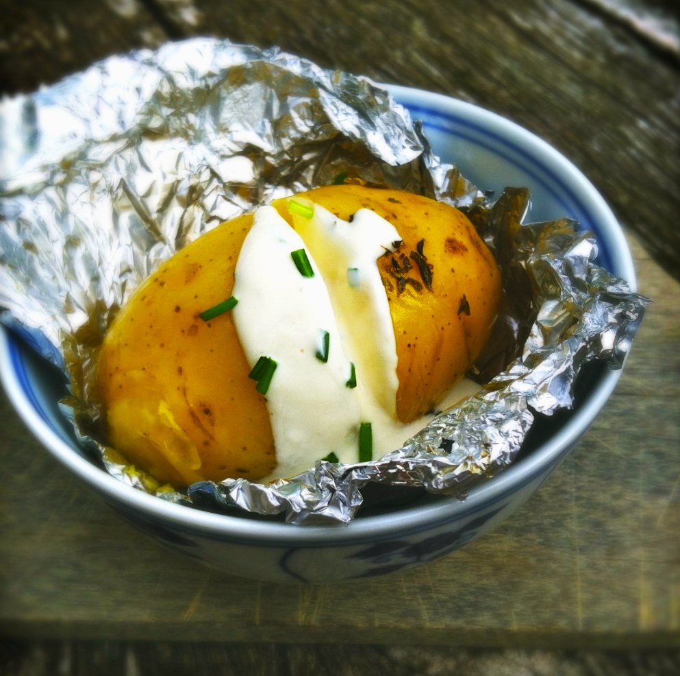 Gepofte aardappel met frisse kwark & bieslook saus made by ellen