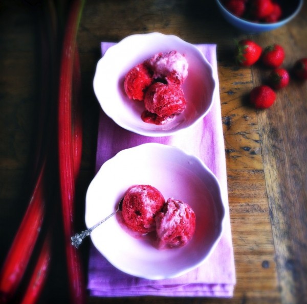 Bolletje-yogurt-ijs-rabarber-aardbei-Made-by-Ellen-1024x1024