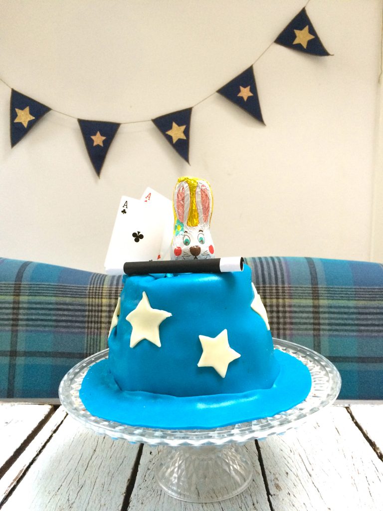 Verjaardag vieren! De uitnodiging, taart & een goochelaar made by ellen