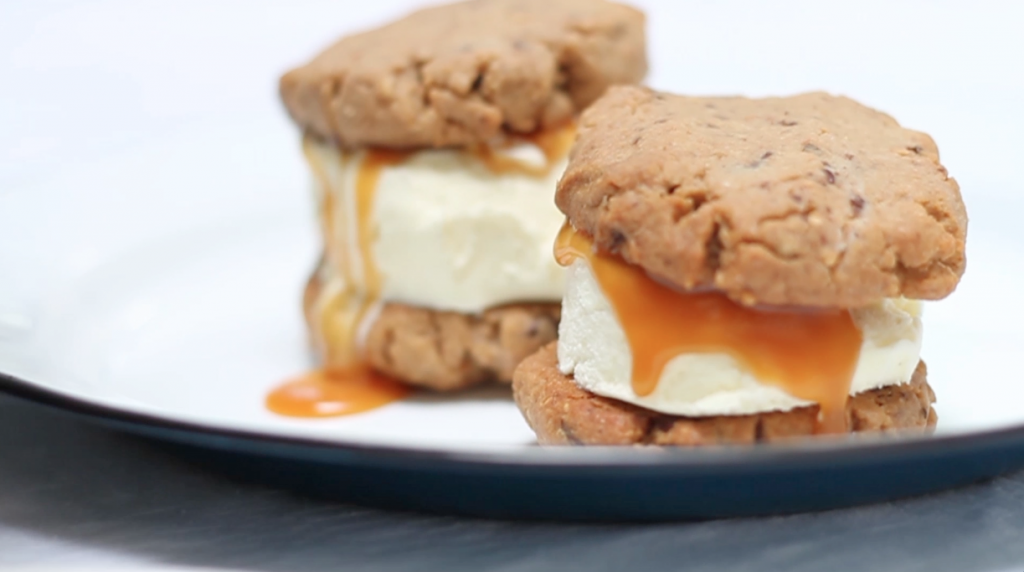 Video ijssandwich met pindakaas koekjes & karamel made by ellen