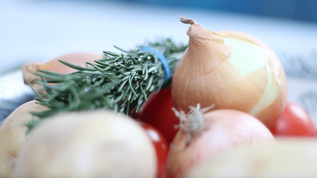 Video: hele kip bereiden met groente (eenpansgerecht) - made by ellen