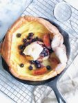 Dutch baby recept (luchtige pannenkoek) met gekarameliseerd fruit