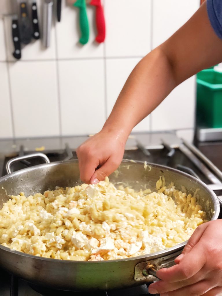 Spätzle maken met veel kaas en gebakken ui